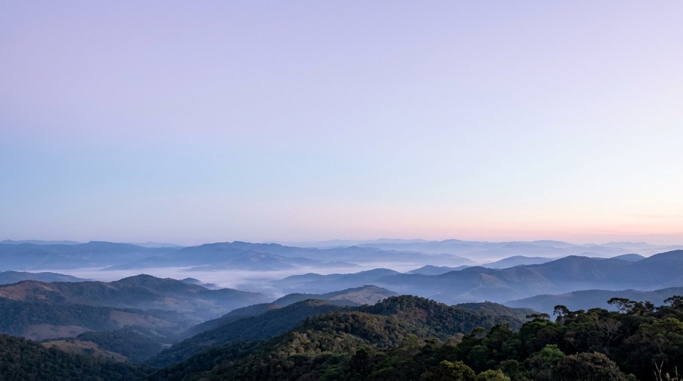 Amanhecer com névoa entre as montanhas de Minas Gerais