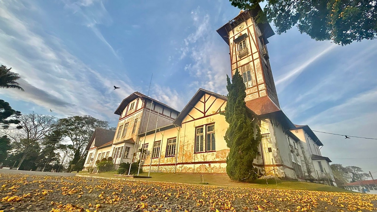 Prédio histórico com torre do IFET, o IF Sudeste MG, em Barbacena