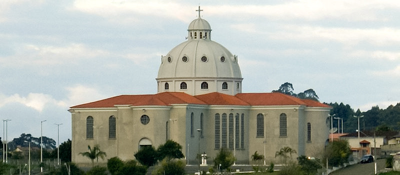 Basílica de São José Operário, com a cúpula branca, em Barbacena